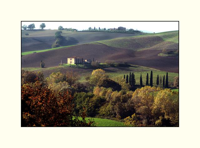 Bild 20: Hügellandschaft der Toskana im Licht der Frühjahr- Sonne mit allen Farbnuancen des Erdreichs und der Pflanzen.  | Foto: © by Helene Kramarcsik