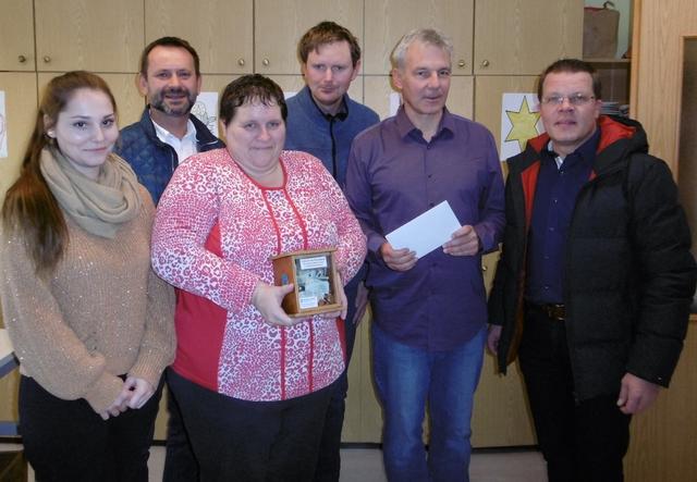 Robert Weinhofer (2. von links) und Markus Doczekal (rechts) übergaben 1.000 Euro an Lisa G., Andrea S., Manuel M. und Peter Vock (von links).