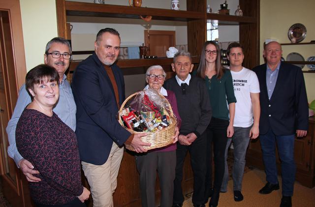 Landeshauptmann Hans Peter Doskozil gratulierteda und Josef Gradwohl aus Kobersdorf/Ortsteil Lindgraben zur „Eisernen Hochzeit“ und wünschte gemeinsam mit Bürgermeister Klaus Schütz zum 65jährigen Vermählungsjubiläum alles Gute für die weitere gemeinsame Zukunft