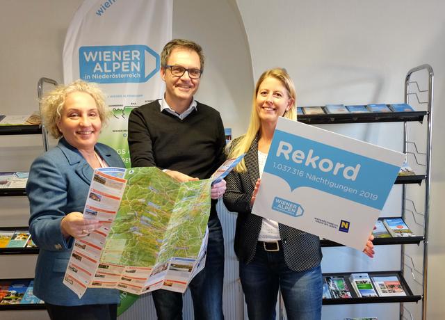 2020 wird mit voller Kraft weitergearbeitet – die Leitprodukte sind ein thematischer Schwerpunkt der Wiener Alpen – wie Geschäftsführer Markus Fürst (Mi.) zu bestätigen weiß, hier im Bild mit Maria Maier und Incoming-Leiterin Sabrina Schwarz (r.).