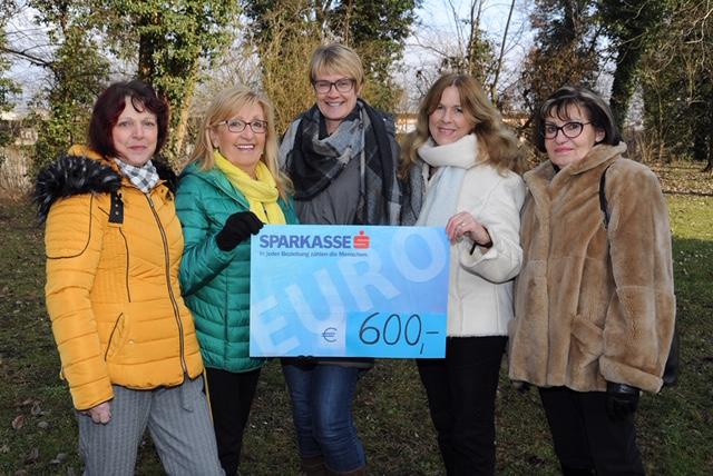 Der „Frauentreff Obernberg“ hat dem Verein „Obernberger helfen Obernberger“ 600 Euro gespendet.