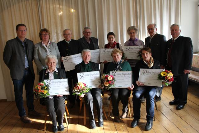 Erste Reihe v.l.: Theresia Baier, Berta Schöppl, Maria Auer
Zweite Reihe v.l.: Manfred Hofinger, Christine Schrems, Altbürgermeister und Ehrenbürger Josef
Wührer, Maria Rosner, Marianne Mayringer, Bürgermeister Josef Schöppl, Josef Baier