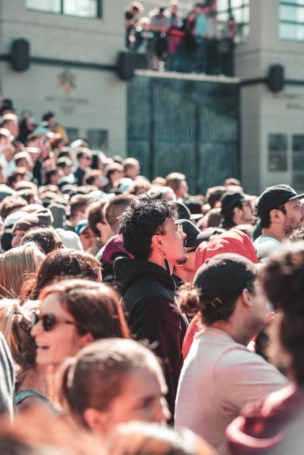 2002 lebten in Tirol 675.701 Menschen, Anfang 2020 waren es um rund 82.000 mehr. Auch im vergangenen Jahr ist die Zahl der EinwohnerInnen gestiegen. Nur Innsbruck-Stadt verzeichnet einen leichten Rückgang. | Foto: Jake weirick/Unsplash – Symbolbild