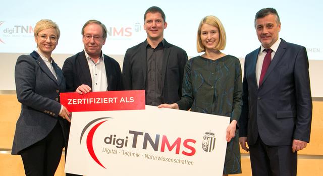 Doris Hummer, Klaus Duftschmid (Direktor NMS Timelkam), Robert Schurm (IKT-Lehrer), Christine Haberlander, Alfred Klampfer (v.l.).