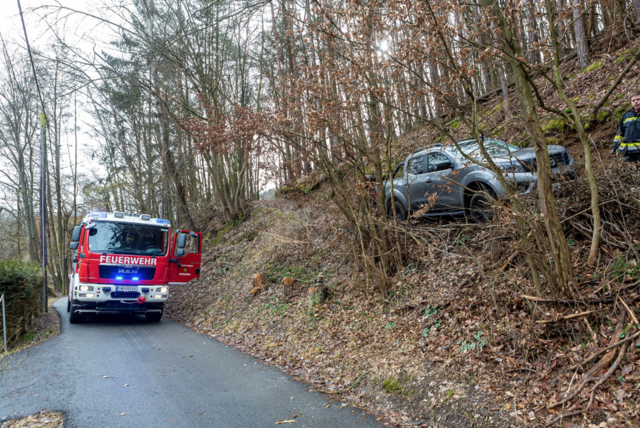 Der PKW rutschte den Hang hinunter und blieb an einem Baumstumpf hängen.