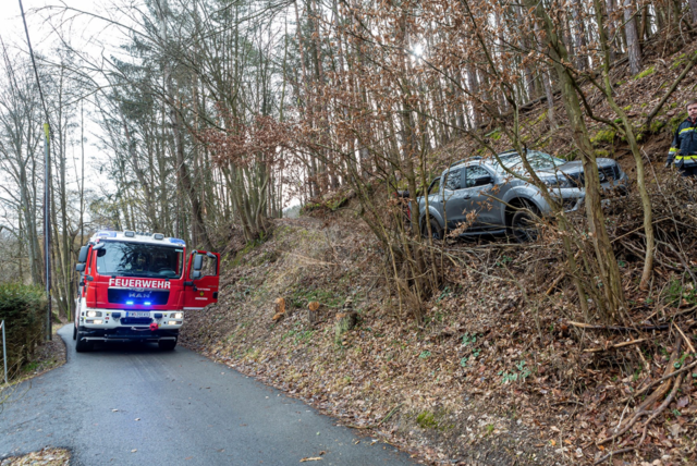 Der PKW rutschte den Hang hinunter und blieb an einem Baumstumpf hängen. | Foto: Foto: Feuerwehr Krems 