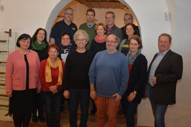 Kulturtreff im Stadtmuseum (v.l.): Stadträtin Andrea Wiesmüller, Evelyne Loidl, Reinhard Gundacker, Anna Maria Yvon, Brigitte Lassmann, Gerhard Uitz, Gregor Grohmann, Herta Freund-Klopf, Martin Anibas, Alexander Kastner, Friedel Moll, Gabi Koppensteiner, Elisabeth Moll und Johann Bauer. | Foto: Stadtgemeinde Zwettl