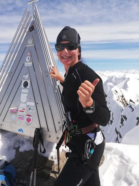 Petra Zöchling auf der Dreiherrenspitze. Der 3.499 Meter hohe Berg liegt in den Hohen Tauern.