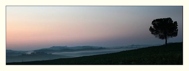 Bild 01: Panorama südöstlich von Siena am frühen Morgen vor Sonnenaufgang.