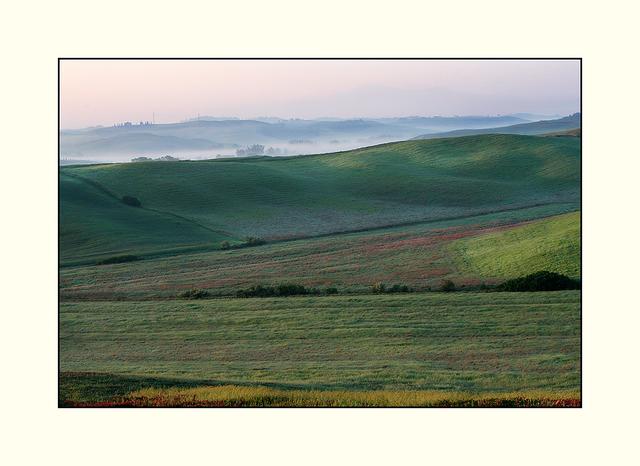 Bild 11: Streiflicht und aufziehender Bodennebel in Verbindung mit der Dämmerung gibt dieser Hügellandschaft einen besonderen Reiz. | Foto: © by Helene Kramarcsik