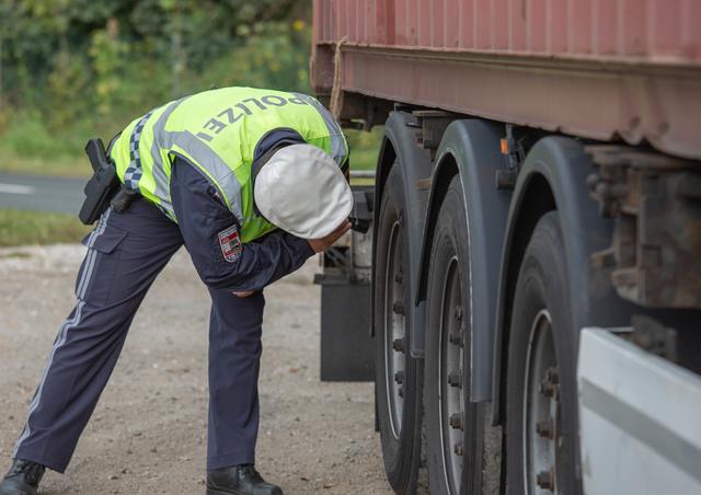 Ein LKW-Fahrer aus Bosnien durfte heute nach gefährlichen Situationen auf der Südautobahn bei Velden und nach festgestellten Mängeln nicht mehr weiterfahren. | Foto: Landespolizeidirektion Kärnten