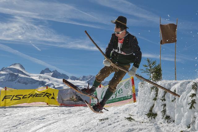 Beim Fassdaubenrennen ist Balance und Geschicklichkeit von Vorteil, Helm und Rennanzug wird dabei mit Hut und Lederhose getauscht. | Foto: Joachim Gamsjäger