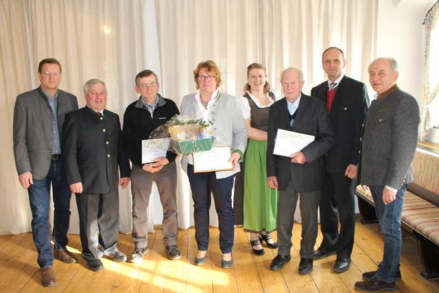 Anton Schöppl legte die Funktion als Obmann Stellvertreter zurück (3.v.l.), ihm folgte Josef Nöbauer. Verena Pircher-Schießl übernimmt die Funktion als Ortsbäuerin von Christine Schrems (4.v.l.). Neuer Altbauernobmann ist Josef Baier, vor ihm war es Ferdinand Baier (6.v.l.).