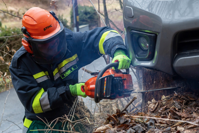 Die Feuerwehr befreite den Wagen.