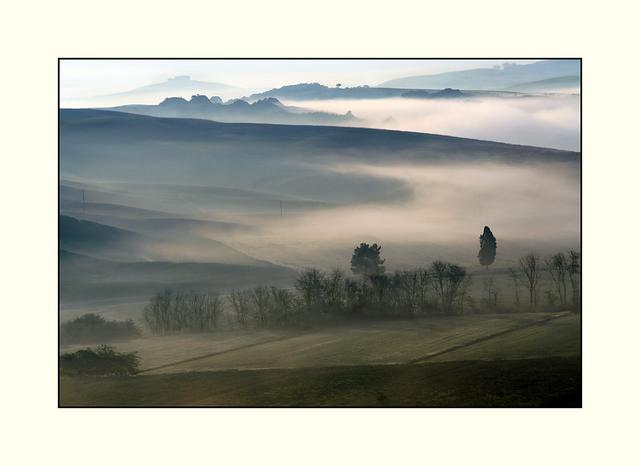 Bild 24: die tief stehende Sonne am Horizont sendet noch ein letztes sehr weiches Licht auf die Hügel der Toskana und über den aufziehenden Bodennebel. | Foto: © by Helene Kramarcsik