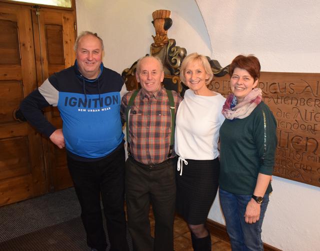Urban Altenberger, der Altbauer vom Unterzehentnerhof, feierte kürzlich seinen 80. Geburtstag. Für den Familienmenschen Urban Altenberger war es eine besondere Freude, daß seine Frau Tresl und seine große Familie an der Feier teilnahmen. Die Grüße der Gemeinde wurden vom Vizebürgermeister Enzinger und der Bürgermeisterin Ottenbacher überbracht.
Im Bild (von links): Vizebürgermeister Vital Enzinger, das Geburtstagskind Urban Altenberger, die Bürgermeisterin Sonja Ottenbacher und die Schwiegertochter des Jubilars Margret Altenberger