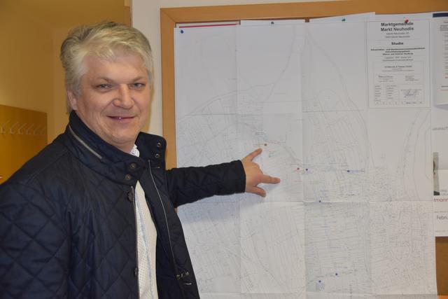 Bgm. Joachim Radics weist auf zwei geplante Retensionsbecken im Hochwasserschutz hin.