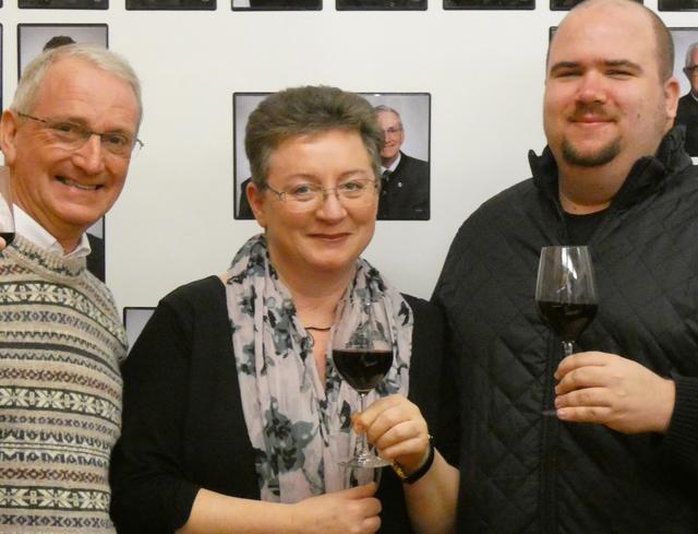 MGV-Chorleiterin Christine Wieder, flankiert von ihren Stellvertretern, Trevor Harpham (li.) und Johannes Cervenka.