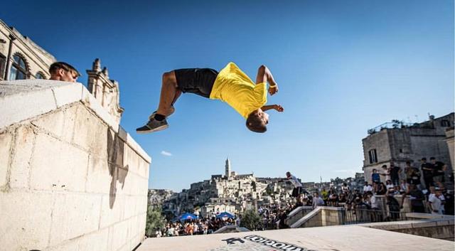 Die besten Freerunner der Welt – 12 Männer und 6 Frauen – duellierten sich letztes Jahr beim „Red Bull Art of Motion" in Matera (Italien). Stefan Dollinger im Bild mit einem „Backflip" über den Dächern der Stadt.