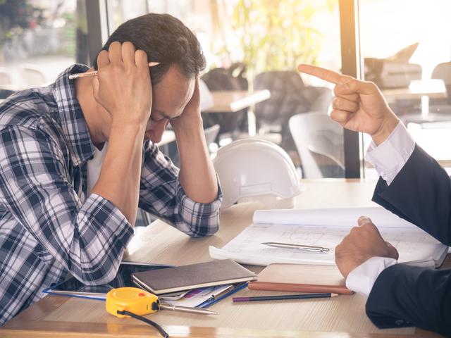 Zu viel Arbeit oder ständige Kritik können zu psychischen Problemen führen. | Foto: Nattakorn_Maneerat/Shutterstock.com