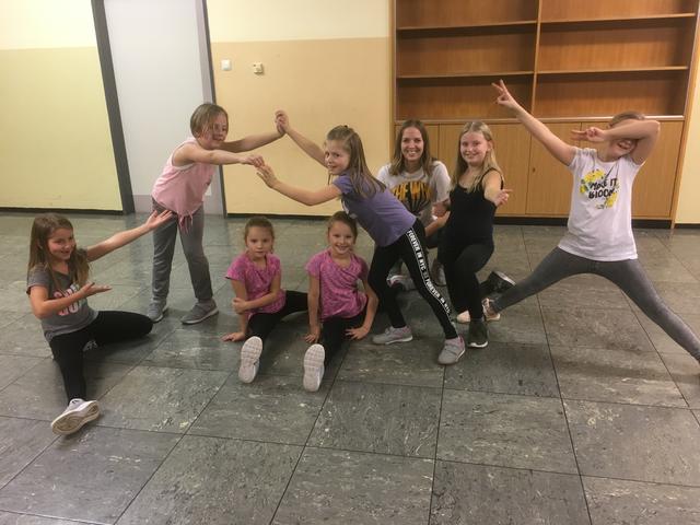 Tanzlehrerin Kerstin Anner studiert mit ihren Limbacher Hip-Hop-Kindern laufend coole Choreographien ein. | Foto: Anner