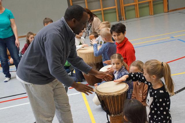 Ronny begeisterte mit seinem Tanz und Trommelworkshop diie Schüler und Lehrer der Volksschule Rohrbach.