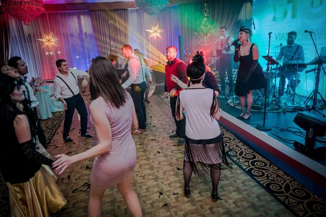 Die Besucher erwartet ein buntes Faschingstreiben mit Live-Musik und Überraschungen im farbenfroh geschmückten Stadl.