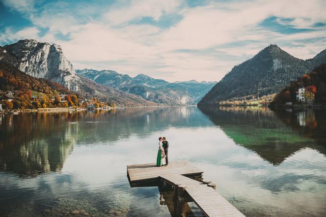 Dieses Foto wurde am Grundlsee aufgenommen und zeigt das Gewinnerbild 2019. Das Steirische Salzkammergut ist auch die Heimat des Brautpaares.