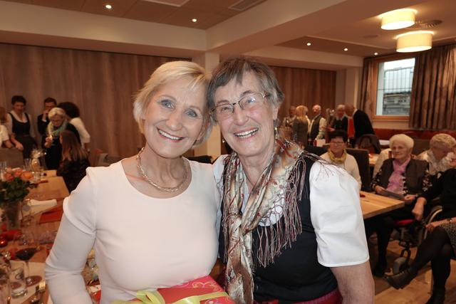 Die „Schuasta Juli“ ist Achtzig Jahre jung. Bürgermeisterin Sonja Ottenbacher (links) gratuliert der Jubilarin Juliane Mayrhofer zu ihrem runden Wiegenfest. Die "Schuasta Juli" nimmt nach wie vor sehr aktiv am Dorfleben und in der Pfarre in Stuhlfelden teil und ist stets ein gern gesehener Gast bei den Veranstaltungen. Die Mutter von fünf Kindern wurde von diesen mit einer wunderbaren Feier mit vielen Gästen aus dem Familien- und Freundeskreis im Gasthof Flatscher überrascht.