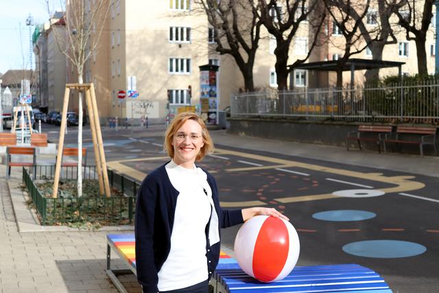 Von Mitte Juni bis September wird die Waltergasse zur coolen Straße. Das freut auch Bezirkschefin Lea Halbwidl. | Foto: BV 4