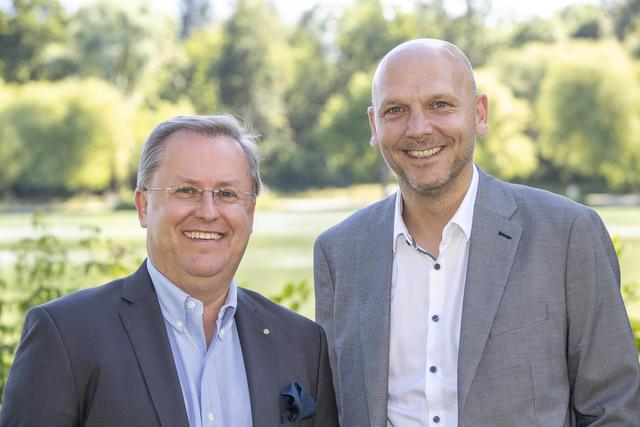 Freuen sich auf den Start des Lehrgangs "Business Management" für Führungskräfte: Wolfgang Reiger (Geschäftsführer IfM – Institut für Management, li.) und Martin Apprich (Leiter Family Management im Bankhaus Spängler, re.). 
 | Foto: Andreas Kolarik