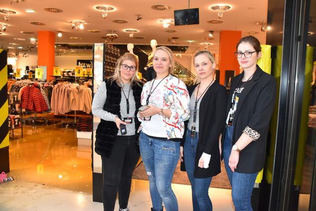 Romana Hauer mit Melanie, Rebecca und Bainca vor dem Geschäft.