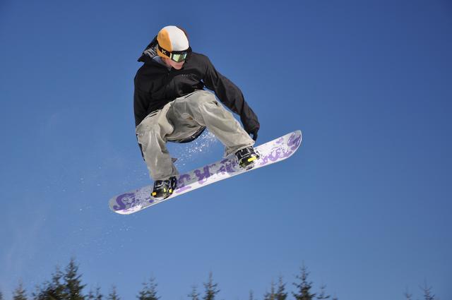 Der Snowboarder hat sich beim Sturz schwere Verletzungen am rechten Unterarm zugezogen.