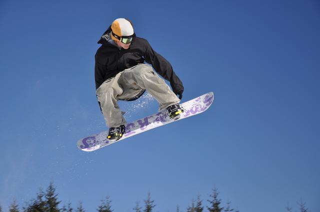 Der Snowboarder hat sich beim Sturz schwere Verletzungen am rechten Unterarm zugezogen. | Foto: Krocmokocour