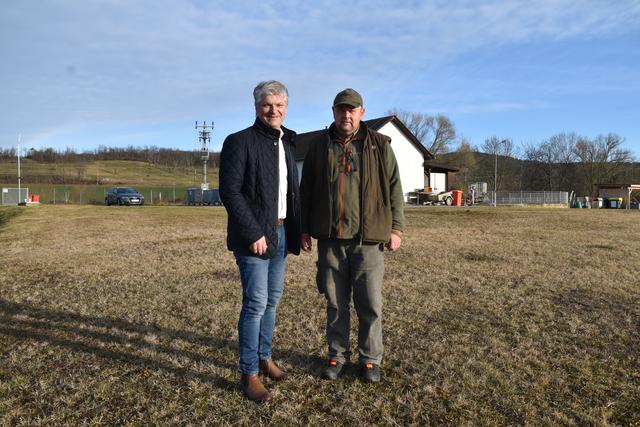 In diesem Bereich sind die Photovoltaikanlagen geplant: Bgm. Joachim Radics und Klärwart Gerhard Wukits