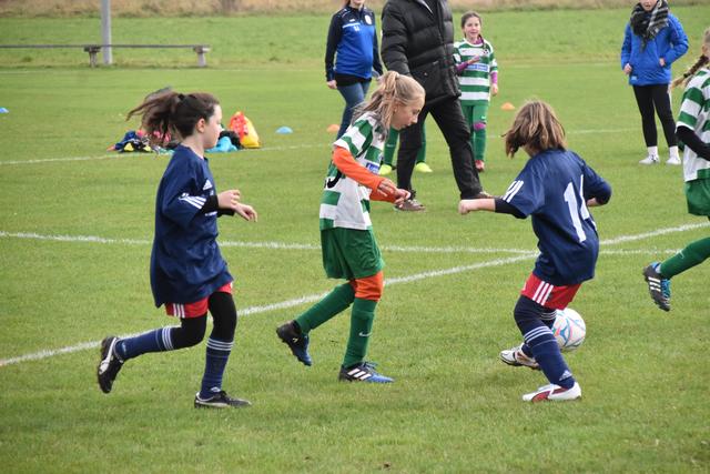 Mädchen sollen durch das Projekt "Playmakers" zum Fußball gebracht werden.