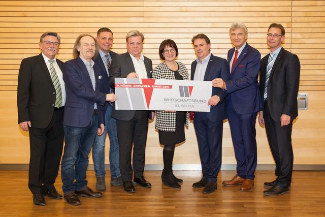 Für eine starke Wirtschaft im Bezirk steht das Wirtschaftsbund-Team: Wirtschaftskammer Niederösterreich Vizepräsident Dieter Lutz, die Fachgruppen-Obmänner Helmut Pichl (Ingenieurbüros) und Richard Mader (Fahrschulen allgemeiner Verkehr), Wirtschaftsbund-Direktor Harald Servus, Landesobmann-Stellvertreterin Ingeborg Dockner, Landesobmann Wolfgang Ecker, Bezirksstellenobmann Norbert Fidler und Organisationsreferent Gernot Binder.