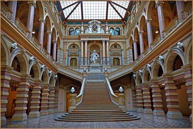 Die große Aula im Justizpalast mit der Freitreppe und der Figur der Justizia.