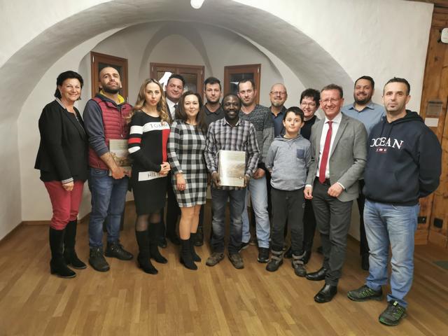 Beim Neumitbürger-Empfang der Stadtgemeinde Zell am See und des Österreichischen IntegrationsfondF wurden neuen Staatsbürger willkommen geheißen. Im Bild: die Geehrten mit Mitgliedern aus der Gemeindevorstehung und freiwilligen Helfern
