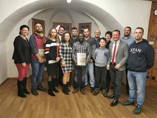 Beim Neumitbürger-Empfang der Stadtgemeinde Zell am See und des Österreichischen IntegrationsfondF wurden neuen Staatsbürger willkommen geheißen. Im Bild: die Geehrten mit Mitgliedern aus der Gemeindevorstehung und freiwilligen Helfern
 | Foto: Stadtgemeinde Zell am See