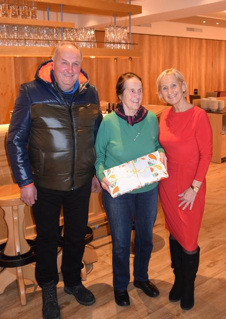 Die "Flatscher Martha" feierte ihren 80er
Die Seniorwirtin Martha Egger vom Hotel Flatscher in Stuhlfelden feierte kürzlich im Kreise ihrer Familie ihren 80. Geburtstag.
Die Jubilarin, die von allen liebevoll "Flatscher Martha" genannt wird, geniesst im Ruhestand gemeinsam mit ihrem Mann Josl die jährlichen Ausflüge nach Südtirol.
Bürgermeisterin Sonja Ottenbacher (rechts) und Vizebürgermeister Vital Enzinger (links) überbrachten der Jubilarin (mitte) die Geburtstagsglückwünsche der Gemeinde Stuhlfelden.
