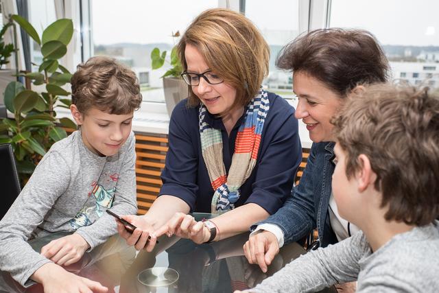 Bildungs-Landesrätin Christiane Teschl-Hofmeister freut sich über den großen Anklang der Kommunikationsapp für Eltern und Lehrern