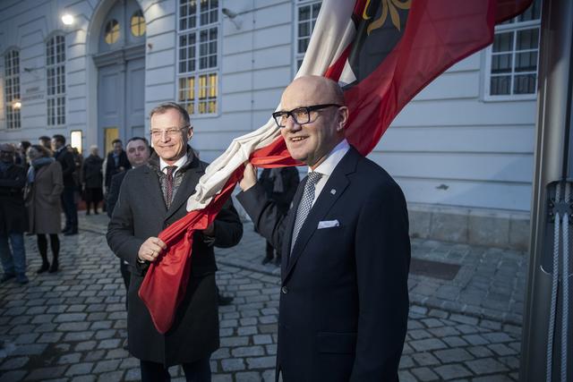 Landeshauptmann Thomas Stelzer (l.) und Bundesratspräsident Robert Seeber hissten die Oberösterreich-Flagge vor dem Parlament in der Hofburg.
