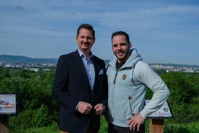 Bezirksvorsteher Marcus Franz und der Favoritner Sportkoordinator Mario Riemel (l, beide SPÖ).