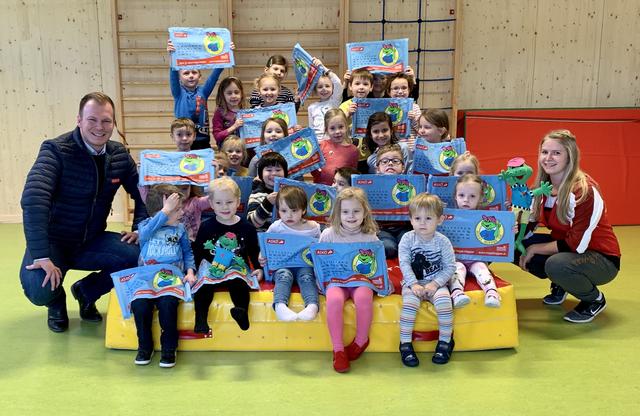 Die beim ASKÖ gewonnenen Bewegungstücher ("Schupferl") überbrachten Fabio Halb und Vera Lukitsch dem Kindergarten Tauka.