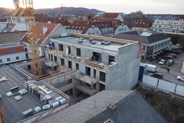 Schwindelfrei musste man sein, um den Blick vom Baukran über den Rohbau in die Abendsonne genießen zu können.