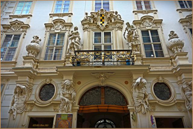 Das prächtige Portal in der Singerstraße