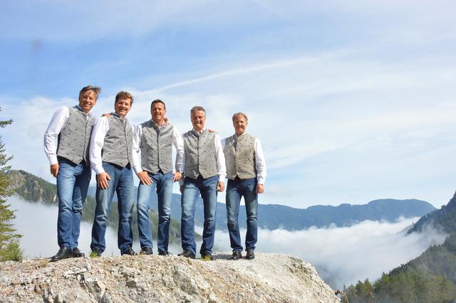 Quintett der Brüder Smrtnik: Tenöre Vladimir, Marjan und Marko sowie die Bässe Franz Josef und Zdravko (von links)