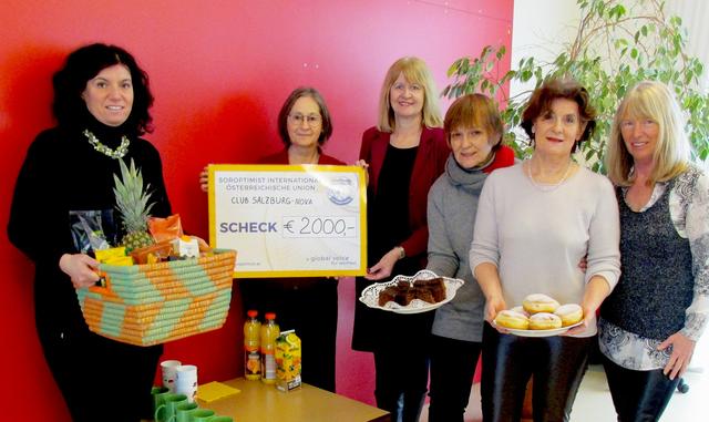 Salzburg-Nova-Präsidentin Aniela Sommer (2. V. l.) bei der Spendenübergabe an das Frauenhaus und Birgit Thaler-Haag (3. V. l.).