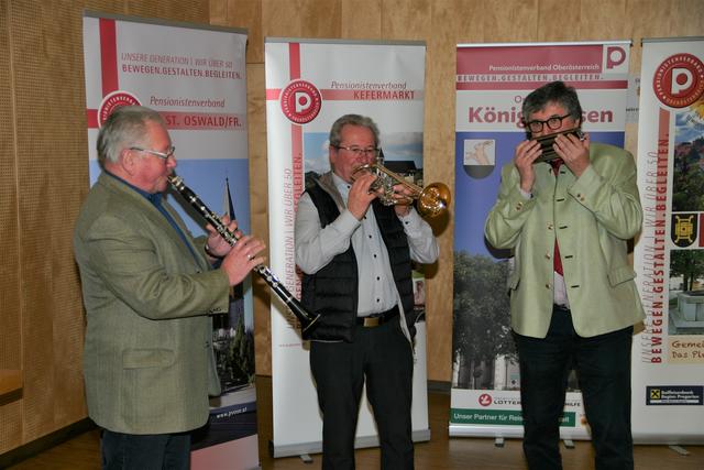 Mit Musikanten des Pensionistenverbandes gab Landessekretär Hans Eichinger ein Ständchen auf der Mundharmonika.